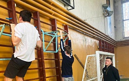 Студенты факультета электроники и энергетики приняли участие в спортивном челлендже по подтягиванию на высокой перекладине