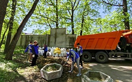 Студенты БГТУ приняли участие в традиционной волонтерской акции «Чистый парк»