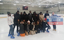 Иностранные студенты, обучающиеся в БГТУ, посетили спортивную тренировку по хоккею с шайбой