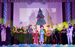 21 декабря 2023 г. на сцене Актового зала БГТУ состоялся праздничный новогодний концерт для сотрудников и обучающихся БГТУ «Первошарики в поисках Нового года»